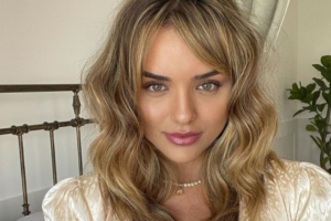 Os ex-BBB estavam no Carnaval das Artes, no Rio de Janeiro. Rafa Kalimann é vista em show do ex-marido Rodolffo; fotos