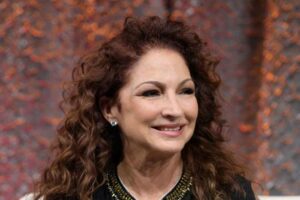 Cantora diz que abusador ameaçou matar a sua mãe se ela o denunciasse. Gloria Estefan revela que sofreu abuso sexual aos 9 anos de idade