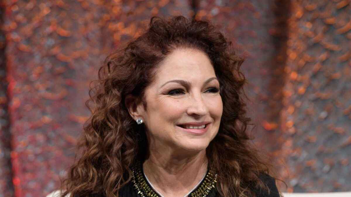 Cantora diz que abusador ameaçou matar a sua mãe se ela o denunciasse. Gloria Estefan revela que sofreu abuso sexual aos 9 anos de idade