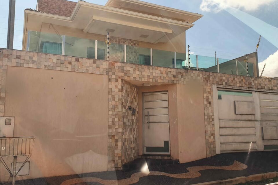 Imóvel supostamente adquirido com dinheiro de roubo a banco em Anápolis. (Foto: Divulgação)
