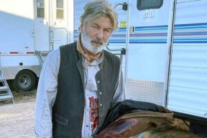 Ator estranhou arma carregada e indagou equipe. Alec Baldwin perguntou o motivo de ter recebido uma 'arma quente' Halyna Hutchins