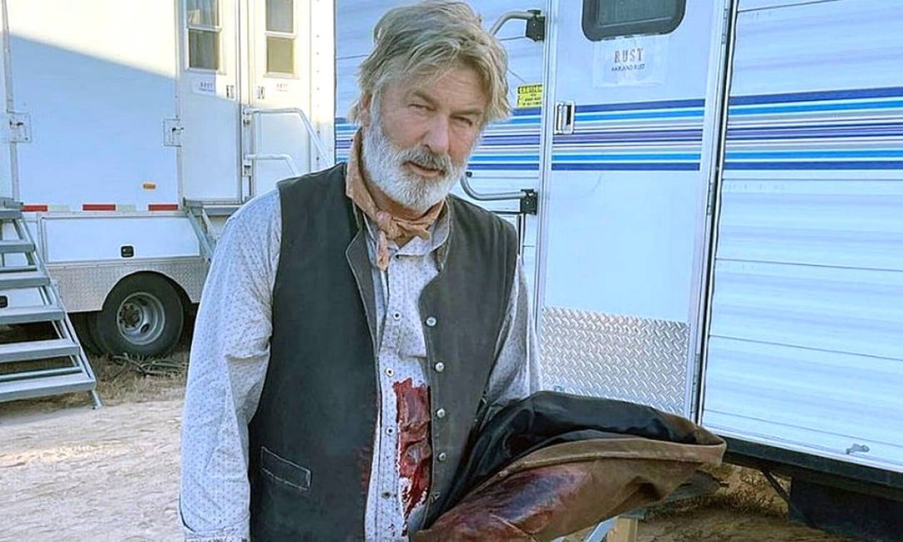Ator estranhou arma carregada e indagou equipe. Alec Baldwin perguntou o motivo de ter recebido uma 'arma quente' Halyna Hutchins