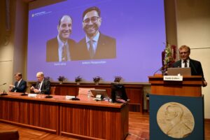 Foto do momento da entrega do prêmio