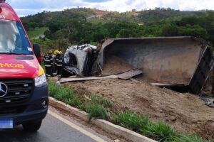 Caminhão de areia tomba na GO-425 e deixa motorista ferido, em Luziânia
