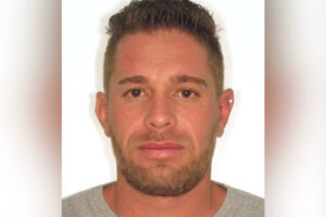 Um homem conhecido como 'Galego' ou 'Loirinho' está preso suspeito de roubar uma motocicleta e agredir as vítimas durante o assalto, em Goiânia