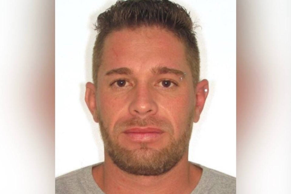 Um homem conhecido como 'Galego' ou 'Loirinho' está preso suspeito de roubar uma motocicleta e agredir as vítimas durante o assalto, em Goiânia