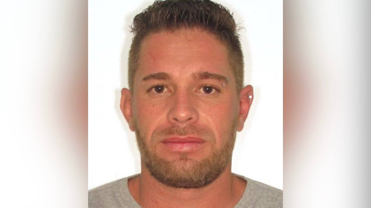 Um homem conhecido como 'Galego' ou 'Loirinho' está preso suspeito de roubar uma motocicleta e agredir as vítimas durante o assalto, em Goiânia