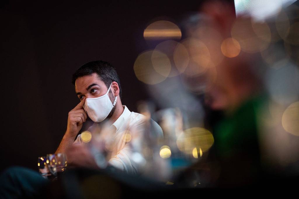 Eduardo Leite diz a empresários que não é 'salvador da pátria' e que abre mão por nome forte de centro