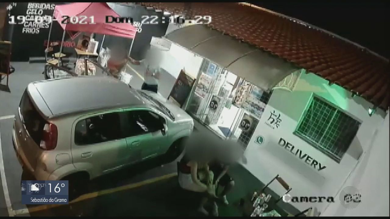 "Ele queria que a criança que estivesse na minha barriga estivesse morta". Homem agride esposa grávida e com a filha no colo, em SP: vídeo