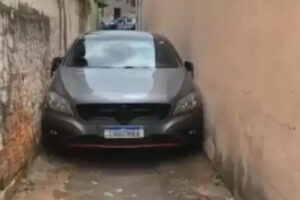 Carro de luxo entala em viela de Goiânia