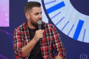 Zé Neto Altas Horas "Esse cara quase morreu de covid, não foi?" indagou uma internauta. Zé Neto é criticado ao receber máscara e deixá-la de lado: vídeo