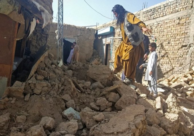 Tremor atingiu região durante madrugada, quando vítimas ainda dormiam; mulheres e crianças são maioria entre óbitos