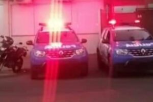 Viaturas da Polícia Militar paradas sobre a calçada