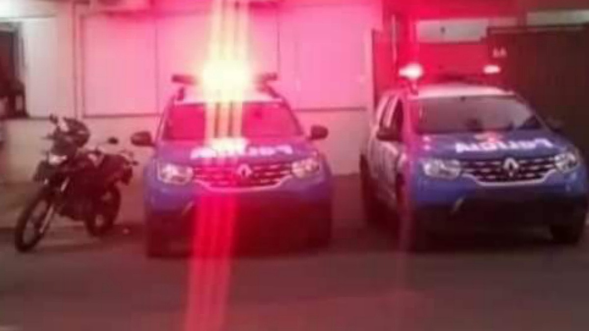 Viaturas da Polícia Militar paradas sobre a calçada