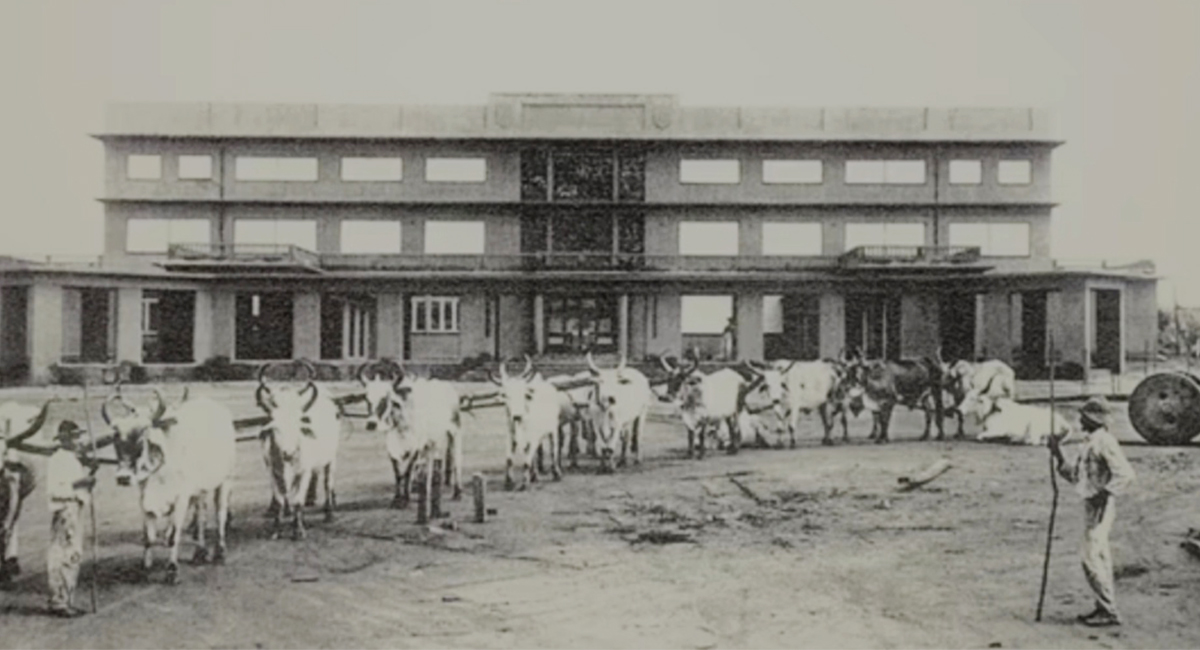 Carros de boi na construção do Palácio das Esmeraldas em Goiânia (Foto: Hélio de Oliveira)