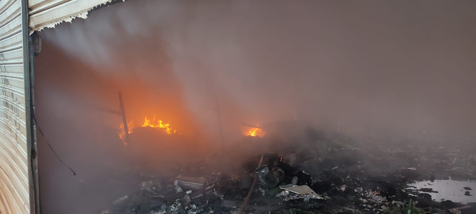 Chamas tomam conta de galpão de reciclagem