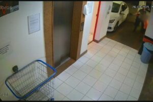 Um agente da PF perdeu um cargo comissionado após ser flagrado batendo com um chinelo no rosto de um menino no Distrito Federal. (Foto: reprodução)