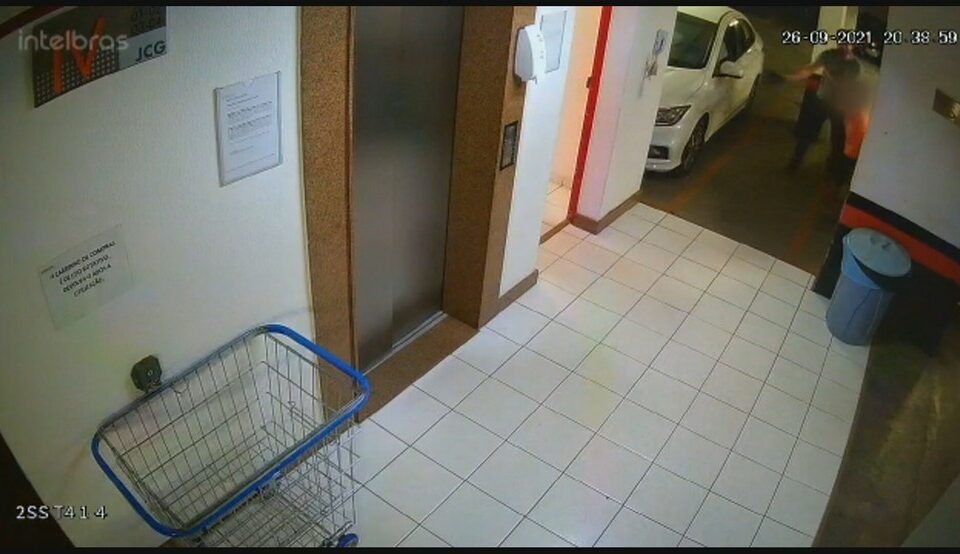 Um agente da PF perdeu um cargo comissionado após ser flagrado batendo com um chinelo no rosto de um menino no Distrito Federal. (Foto: reprodução)