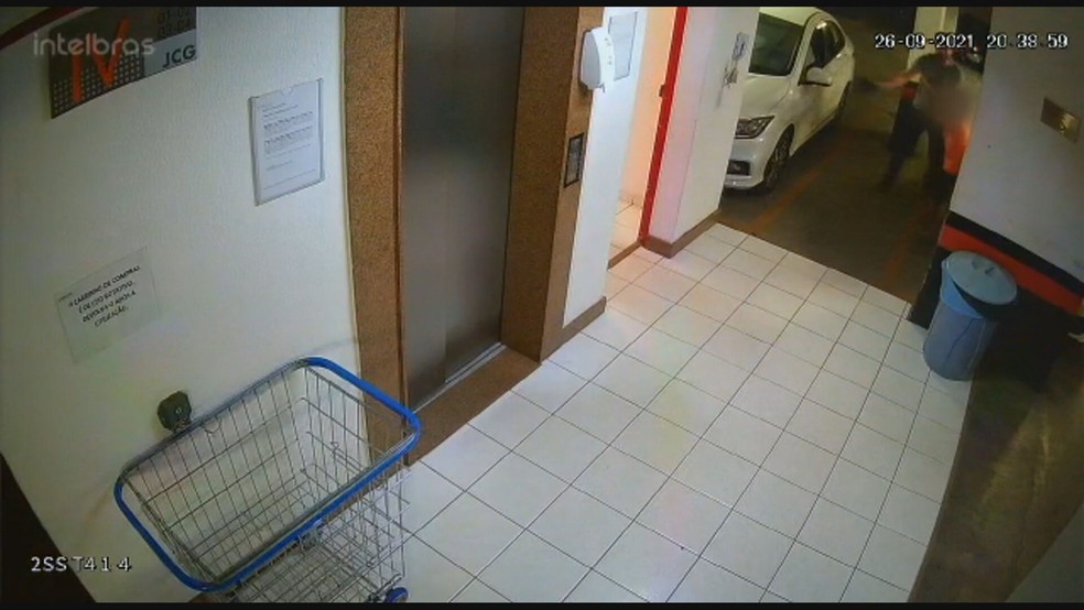 Um agente da PF perdeu um cargo comissionado após ser flagrado batendo com um chinelo no rosto de um menino no Distrito Federal. (Foto: reprodução)