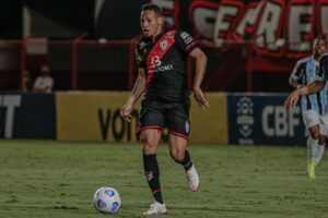 Atacante Ronald durante jogo pelo Atlético-GO