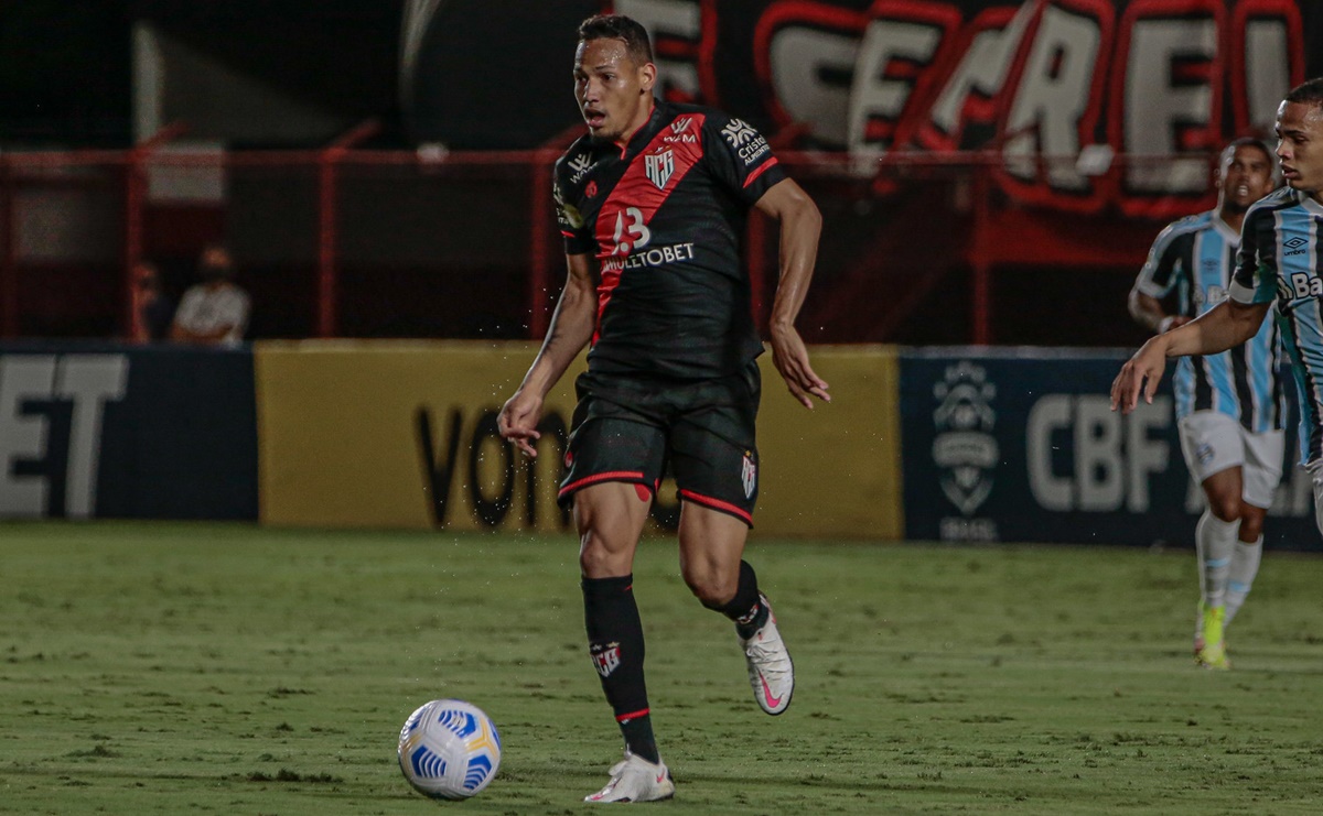 Atacante Ronald durante jogo pelo Atlético-GO