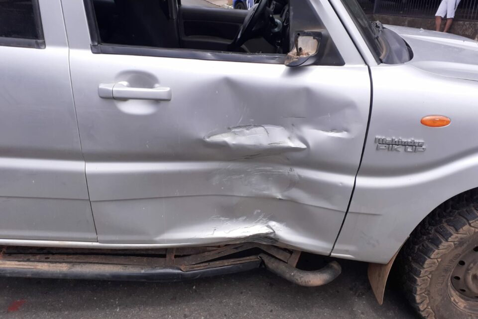 Situação da porta após impacto do motociclista (Foto: divulgação - Dict(