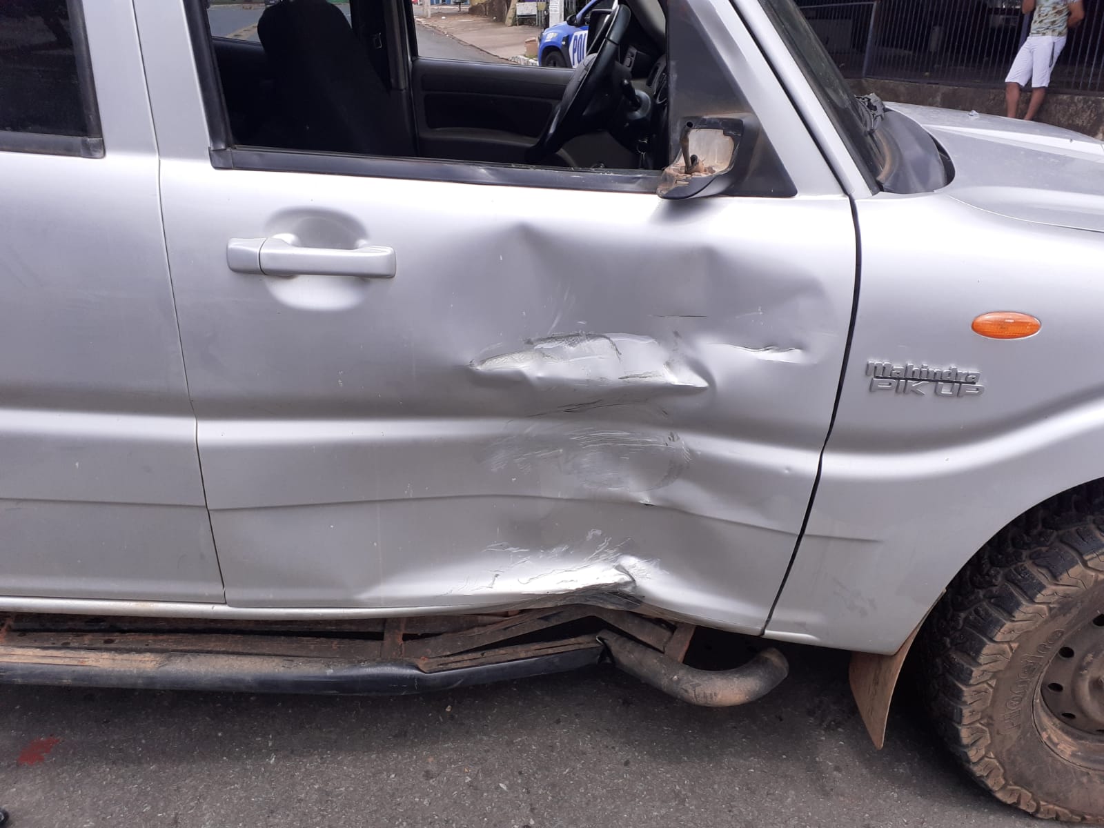 Situação da porta após impacto do motociclista (Foto: divulgação - Dict(