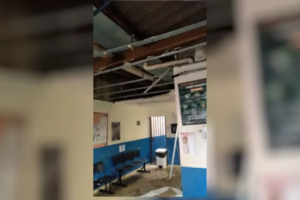 Teto de unidade de saúde desaba e deixa dois pacientes feridos, em Luziânia