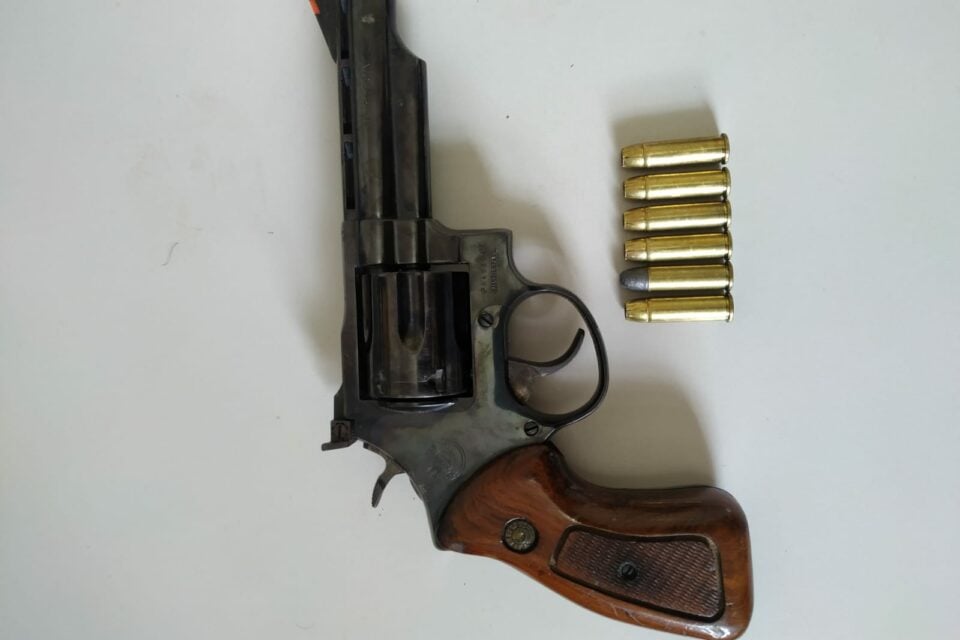 Arma com balas ao lado