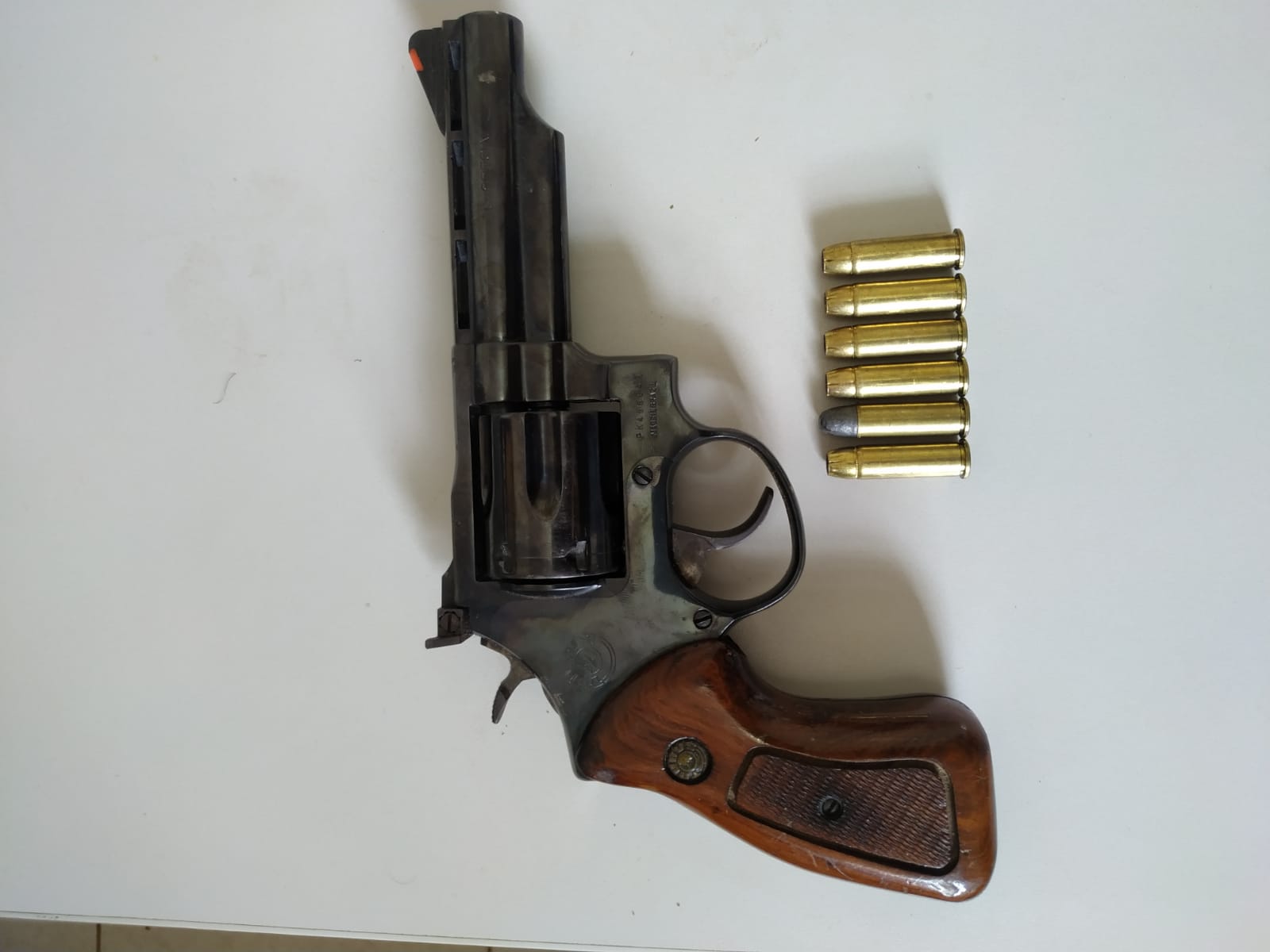 Arma com balas ao lado