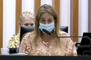 Cristiane Schimdt durante prestação de contas na Alego