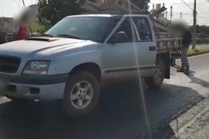 PRF flagra duas crianças transportadas em situação de risco dentro de caminhonete na BR-452