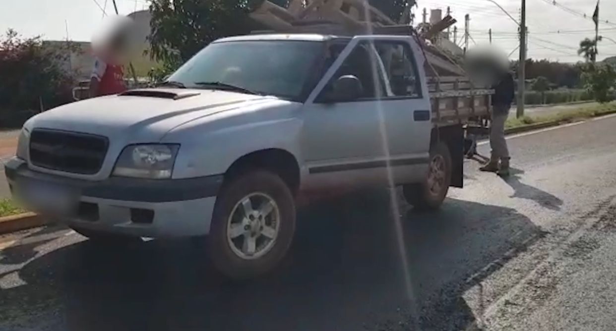 PRF flagra duas crianças transportadas em situação de risco dentro de caminhonete na BR-452