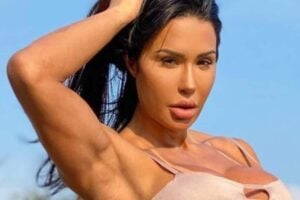 Esposa de Belo colocou o bumbum para jogo Gracyanne Barbosa coloca biquíni mínimo e mostra bronzeado: "o glúteo que eu quero"; veja foto