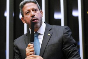 Lira usa lei patrocinada por ele e pede para arquivar ação que pode torná-lo ficha-suja