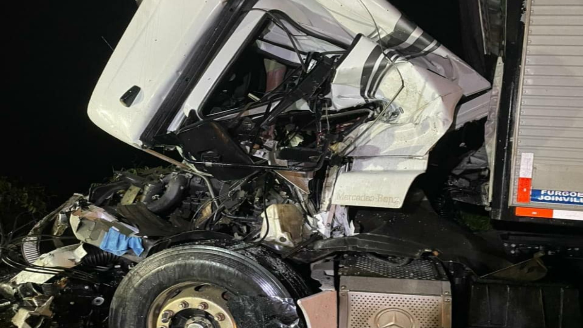 Caminheiro morre após colisão entre duas carretas em Uruaçu, na BR-153