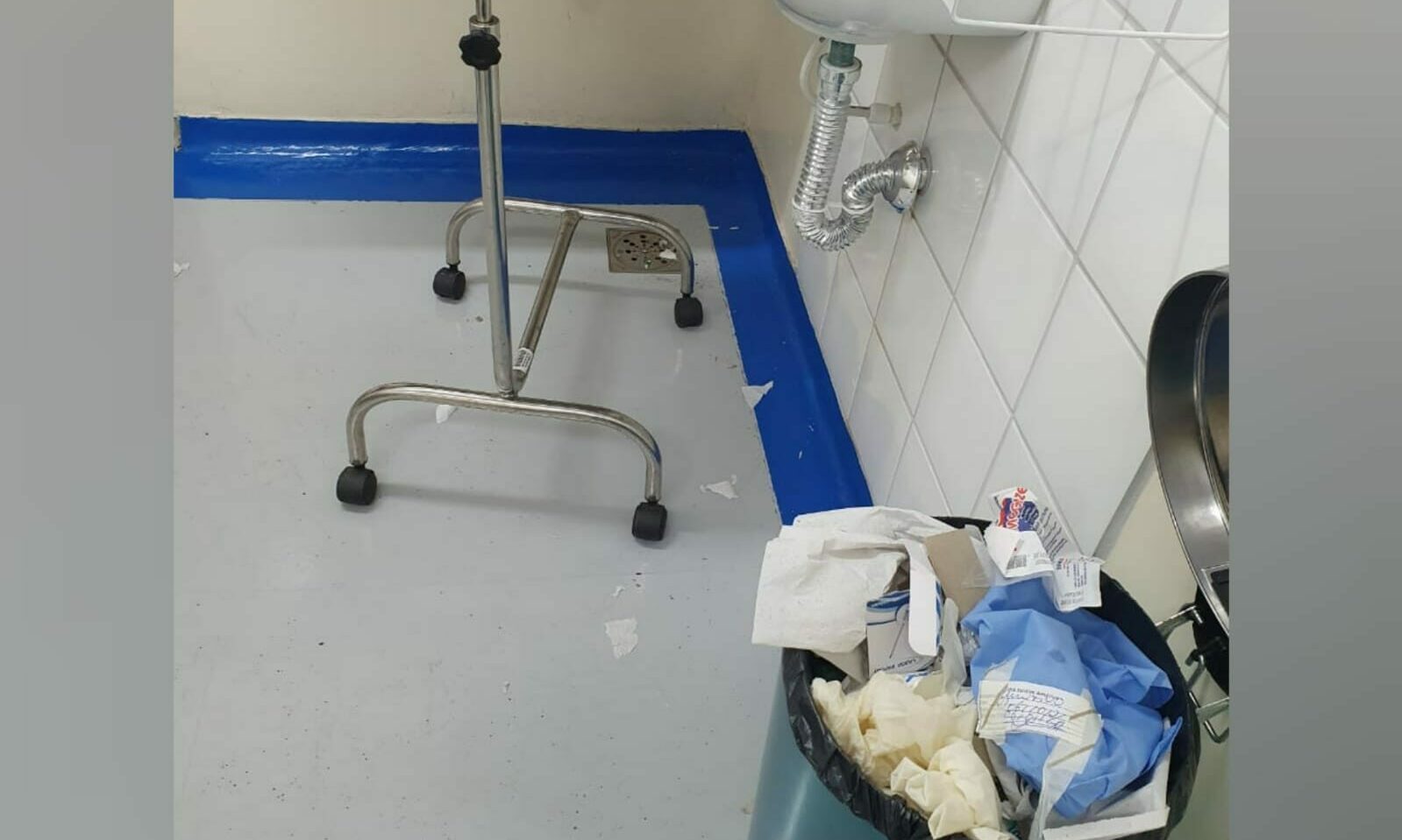 Lixos e resíduos têm tomado conta de unidades de saúde de Goiânia após o início da greve de profissionais da limpeza. (Foto: reprodução)