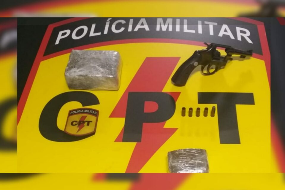 Arma e droga apreendidas na ocorrência