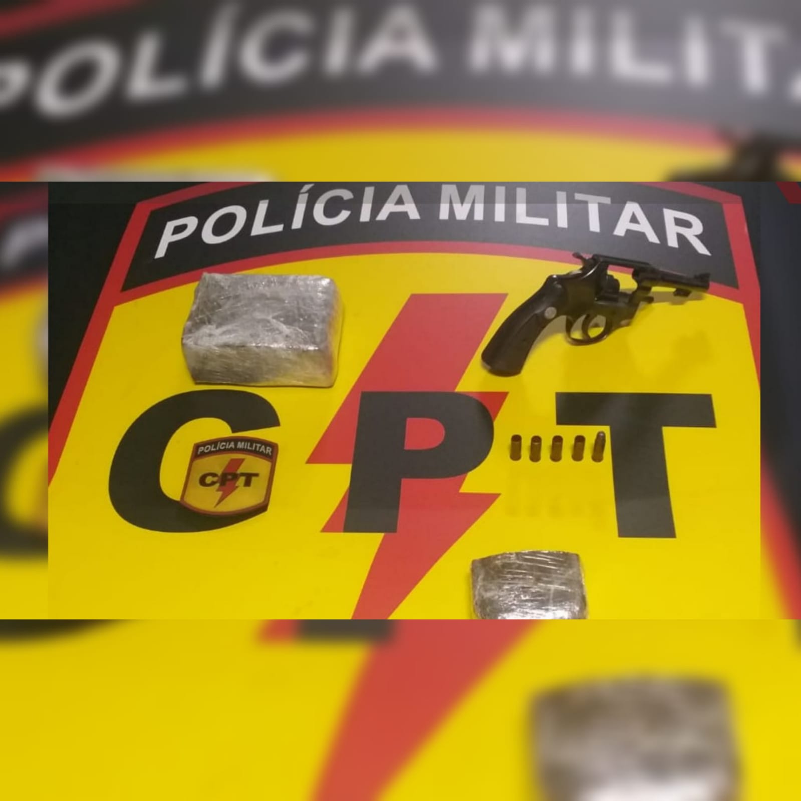 Arma e droga apreendidas na ocorrência