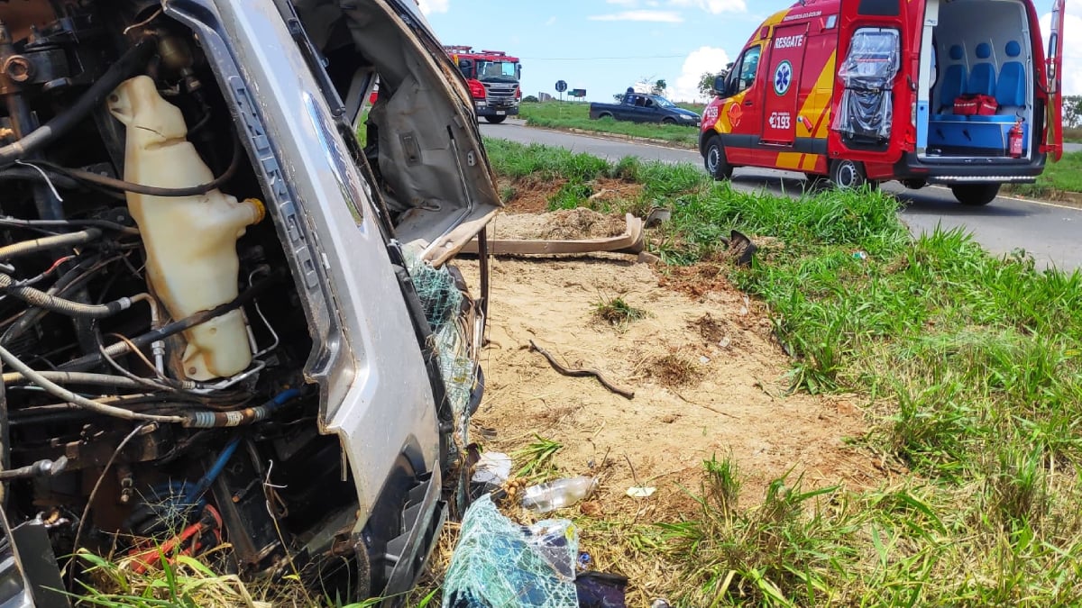 Caminhão de areia tomba na GO-425 e deixa motorista ferido, em Luziânia
