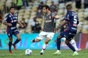 Fred tenta fazer jogada em jogo do Fluminense