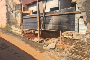Casa de idosa é invadida por chuva no bairro Feliz, em Goiânia (Foto: Reprodução/OPopular)