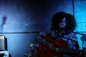 Cantor Rheuter e banda Yas & The High Groove se apresentam em Goiânia neste sábado (23/10)