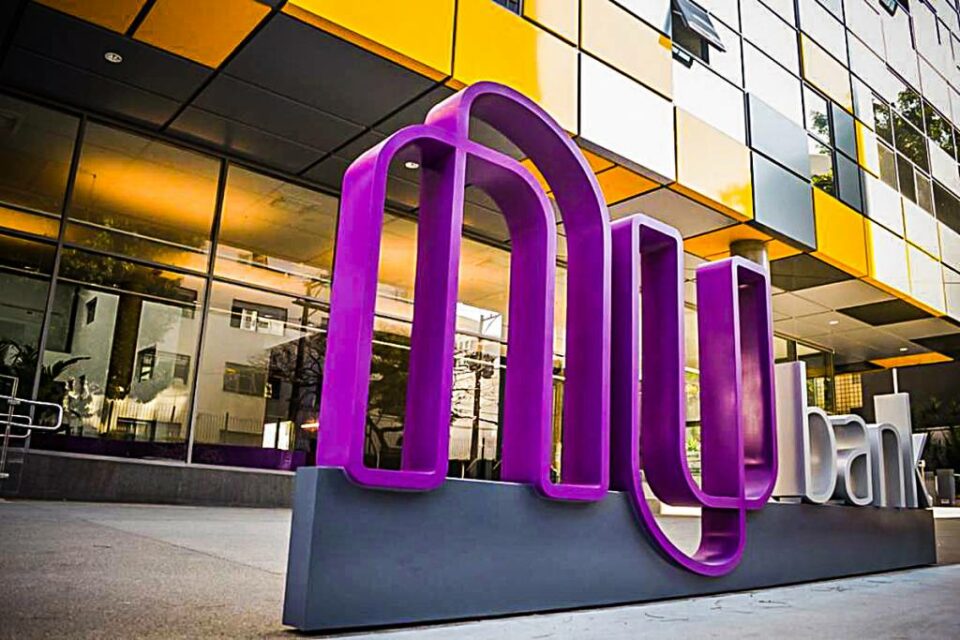 fachada da entrada da sede do Nubank