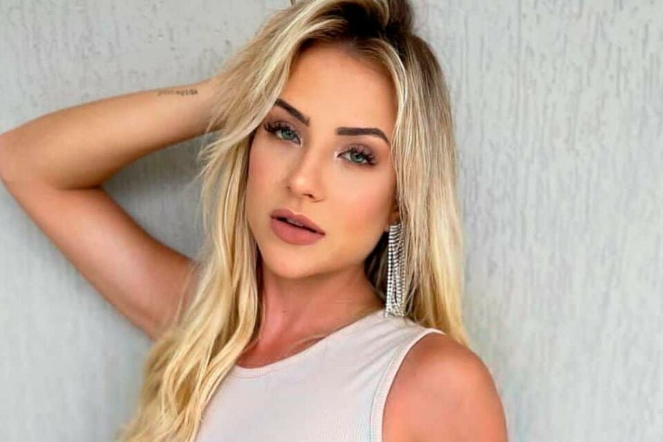 Loira foi fotografada beijando o namorado Lincoln Lau Ex-BBB Gabi Martins samba usando vestido transparente; fotos
