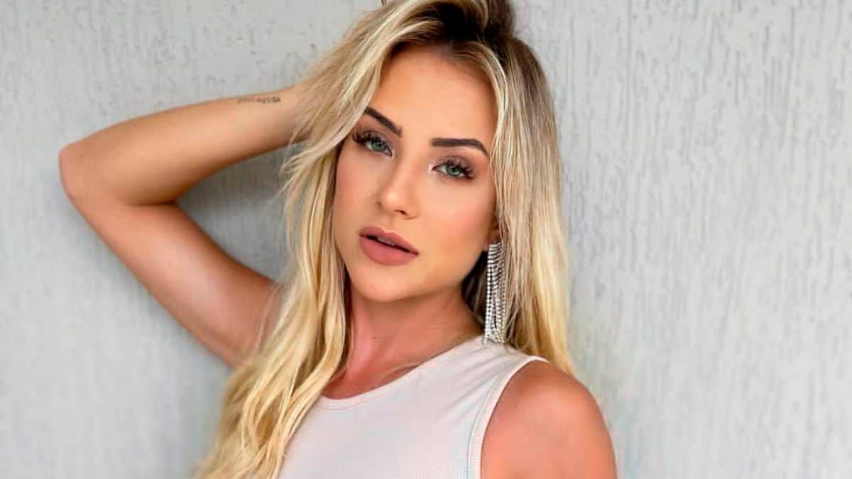 Loira foi fotografada beijando o namorado Lincoln Lau Ex-BBB Gabi Martins samba usando vestido transparente; fotos