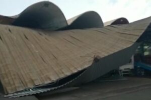 Ventania em Goiânia arranca cobertura de galpão do Ceasa