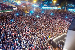 Evolução da Ômicron provoca mudanças na programação de grandes eventos