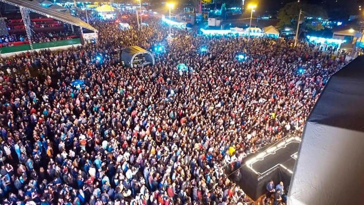 Evolução da Ômicron provoca mudanças na programação de grandes eventos