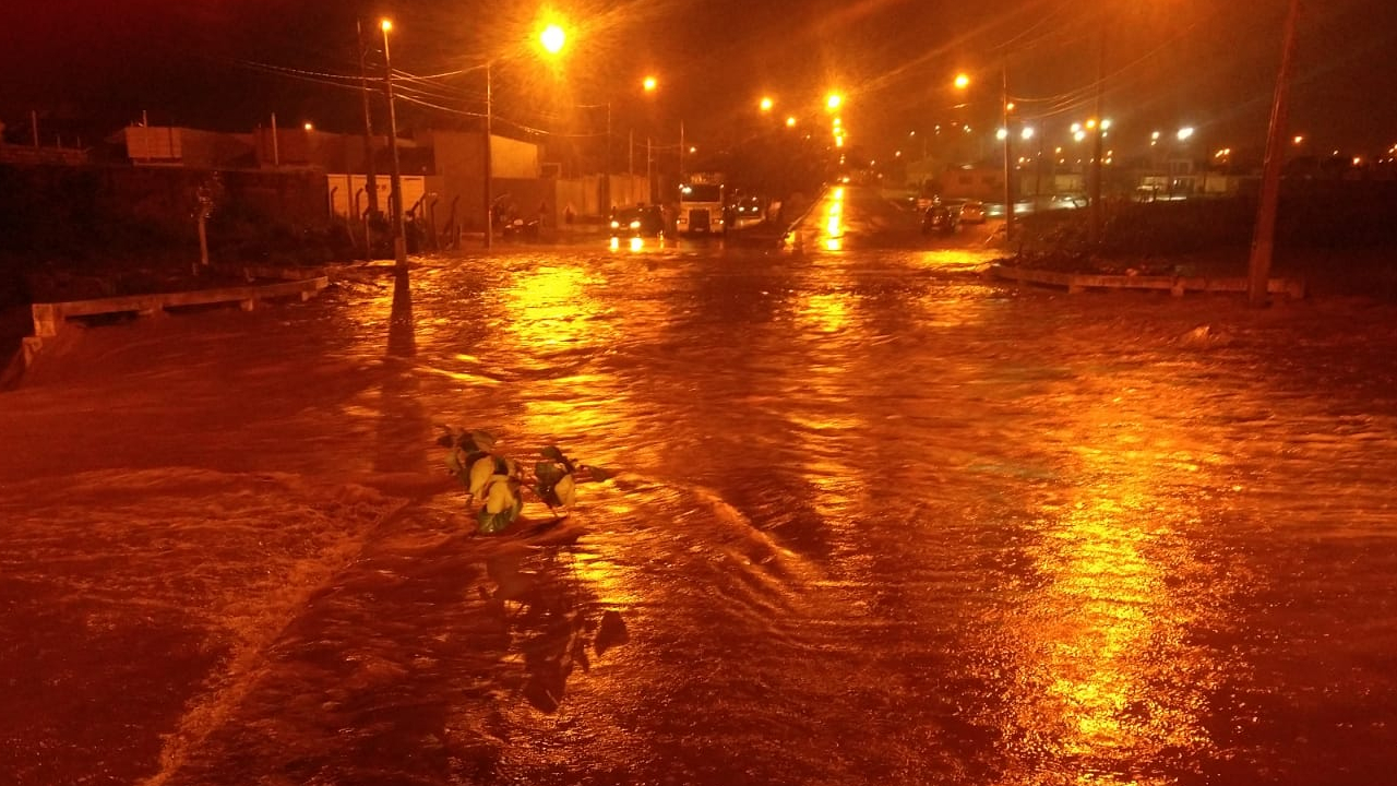 Colisão entre 3 caminhões mata dois adultos e uma criança na GO-174, em Rio Verde